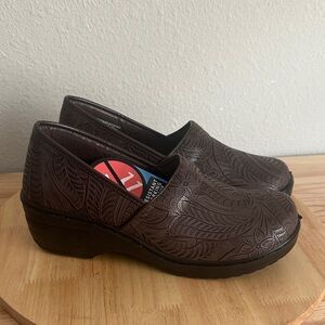 Easy Works By Easy Street Lyndee Womens Round Clogs new